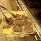 Etwas nüchterner fällt die Antwort von Günther B. aus Spardorf aus. Für ihn ist die Sache eindeutig: "Promi-Sportler heiraten Models, weil sie es sich leisten können, ganz einfach. Ich hab noch keinen Mc-Donald’s-Mitarbeiter mit fünf bis sieben € Stundenlohn erlebt, der mit einem Model liiert wäre"