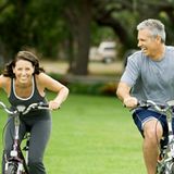 Helfen Sie der Rückenkranken, aktiv gegen die Schmerzen vorzugehen. Und bewegen auch Sie sich. Denn wenn sie sich nicht allein aufraffen muss, ist sie motivierter. Aber erwarten Sie keine Wunder. Es geht nur in kleinen Schritten vorwärts.