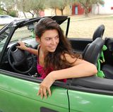 Halten Sie beim Autofahren nach Möglichkeit die Fenster geschlossen. Auch wenn es noch so viel Spaß macht: Eine Fahrt im Cabrio ist für Insektengiftallergiker weniger empfehlenswert