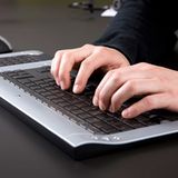 Behalten Sie Tastatur und Maus möglichst nah am Körper. Achten Sie dabei aber darauf, dass beide Geräte etwa fünf bis zehn Zentimeter freien Tischplatz vor sich haben, damit Sie Ihre Handgelenke ablegen können