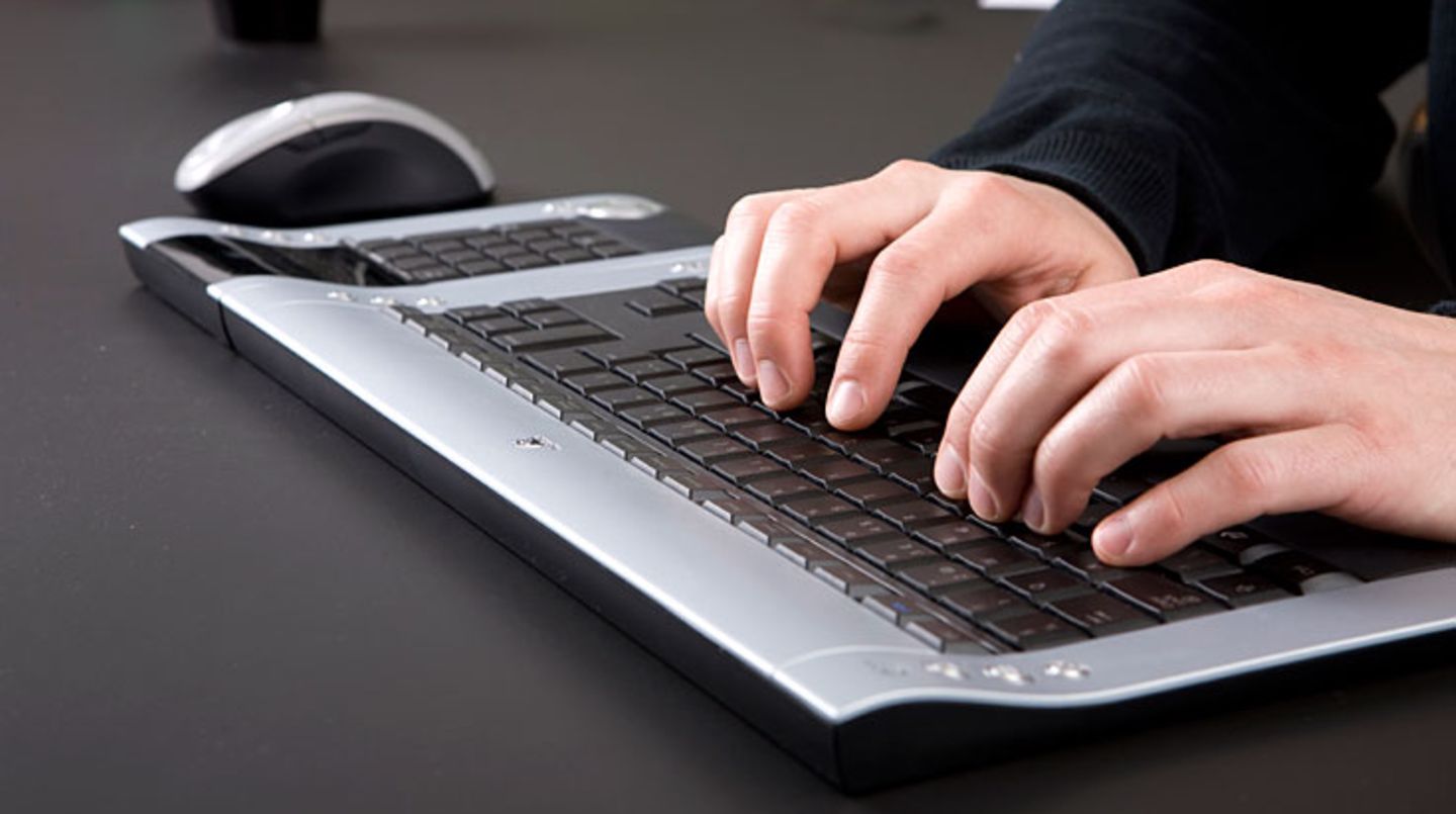 Behalten Sie Tastatur und Maus möglichst nah am Körper. Achten Sie dabei aber darauf, dass beide Geräte etwa fünf bis zehn Zentimeter freien Tischplatz vor sich haben, damit Sie Ihre Handgelenke ablegen können