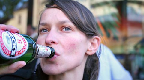 Mädchen mit Bier: 52 Prozent der weiblichen Jugendlichen gaben an, mindestens einmal im Monat Bier zu trinken. 2004 waren es 32 Prozent