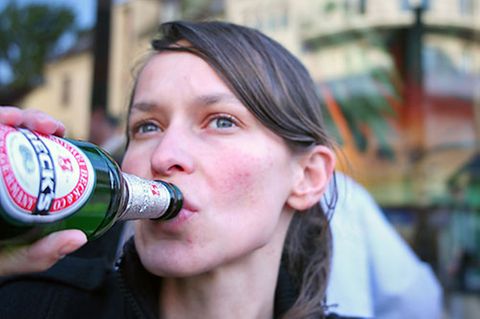 Mädchen mit Bier: 52 Prozent der weiblichen Jugendlichen gaben an, mindestens einmal im Monat Bier zu trinken. 2004 waren es 32 Prozent
