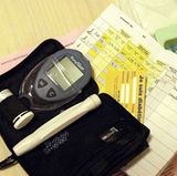 Tragen Sie immer einen internationalen Diabetikerausweis bei sich, in dem steht, was im Notfall zu tun ist. Den Ausweis bekommen Sie bei Ihrem Arzt oder einer Selbsthilfegruppe