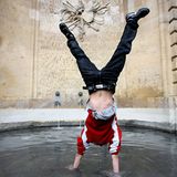 Können Sie auf den  Händen laufen?    Für diesen ungewöhnlichen Spaziergang  müssen Sie über gute Stützkraft  in Schulter und Rumpf verfügen. Sie  brauchen Ausdauer in den Muskeln  und einen guten Gleichgewichtssinn,  außerdem eine gute Koordination. Die  räumliche Orientierung ist bei Ihnen  gut ausgeprägt, sonst könnten Sie kopfüber  nicht Kurs halten.  Diese Begabung hilft  bei Sportarten wie Schwimmen, Turnen,  Skifahren, Inlineskating, Rudern, Kanu, Kajak.