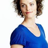 So stehen Sie gut da: Halten Sie Ihren Kopf entspannt aufrecht, Ihre Schultern in der Mitte. Arme locker an den Seiten hängen lassen. Bauch einziehen, die Muskeln an Bauch und Po etwas anspannen. Richten Sie Ihr Becken auf, beugen Sie leicht die Knie. Nun die Füße hüftweit auseinander stellen. Das mag Ihr Rücken.