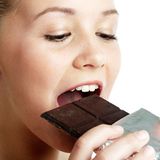 Schokolade: Teurer    Gut für die Figur: Bei einer Preiserhöhung von 3 Prozent bei Schokoladentafeln innerhalb eines Jahres kann man sich den Kauf noch einmal überlegen. Süßigkeiten zählen allgemein zu den Lebensmitteln, deren Preis im März 2009 höher war, als im Vorjahresmonat (+2,6 Prozent).  Bei den Berechnungen des statistischen Bundesamtes werden auch Mengenänderungen mit einberechnet. Ist in einem Produkt weniger drin, aber der Preis ändert sich nicht, wird das als Preiserhöhung registriert