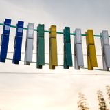 Waschen Sie Ihre Bettbezüge regelmäßig bei mindestens 60 Grad. Erst ab dieser Temperatur sterben die Milben ab