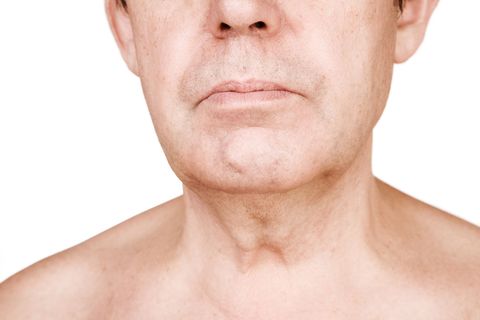 Beim allergischen Asthma verkrampft die Atemmuskulatur und die Bronchien verschleimen. Das erschwert vor allem das Ausatmen