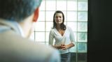 Ganz in Regeln festlegen lässt sich die Mode nicht. Denn was eine Frau tragen darf und was nicht, hängt vor allem von der Branche ab, in der sie arbeitet. "Je kreativer der Job, desto kreativer die Mode", weiß Irena Lohn, Imageberaterin aus Hamburg