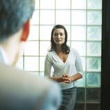 Ganz in Regeln festlegen lässt sich die Mode nicht. Denn was eine Frau tragen darf und was nicht, hängt vor allem von der Branche ab, in der sie arbeitet. "Je kreativer der Job, desto kreativer die Mode", weiß Irena Lohn, Imageberaterin aus Hamburg