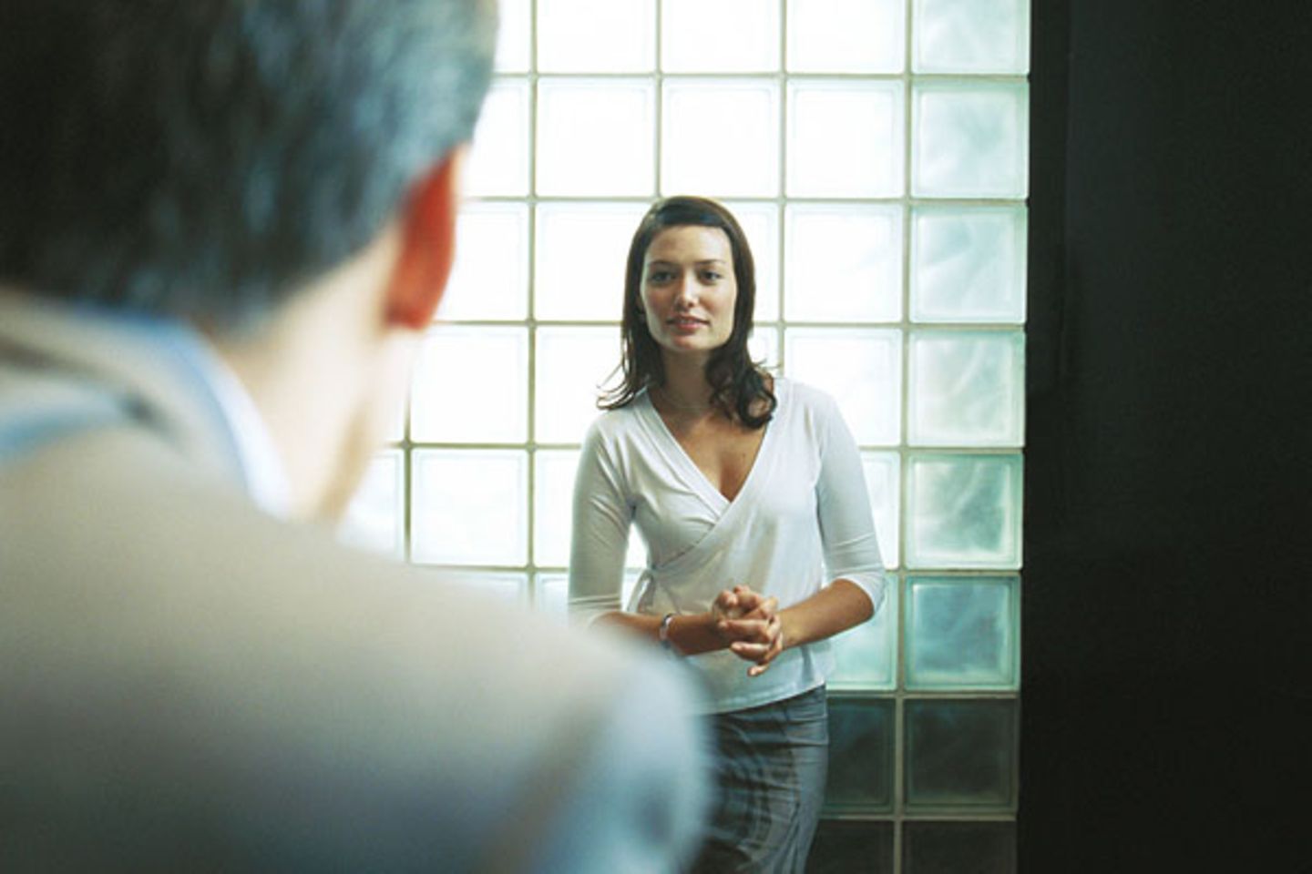 Ganz in Regeln festlegen lässt sich die Mode nicht. Denn was eine Frau tragen darf und was nicht, hängt vor allem von der Branche ab, in der sie arbeitet. "Je kreativer der Job, desto kreativer die Mode", weiß Irena Lohn, Imageberaterin aus Hamburg