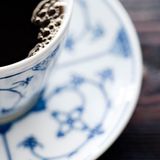 Als Tolya G. aus Berlin wissen wollte, warum man Saft aus Gläsern, Tee und Kaffee aber aus Tassen trinkt, herrschte große Einigkeit: Es hat mit der Temperatur zu tun. "Um sich die Finger nicht am heißen Glas zu verbrennen, sind Tassen mit Henkel für Heißgetränke wesentlich praktikabler", schrieb zum Beispiel Martin S. aus Homburg