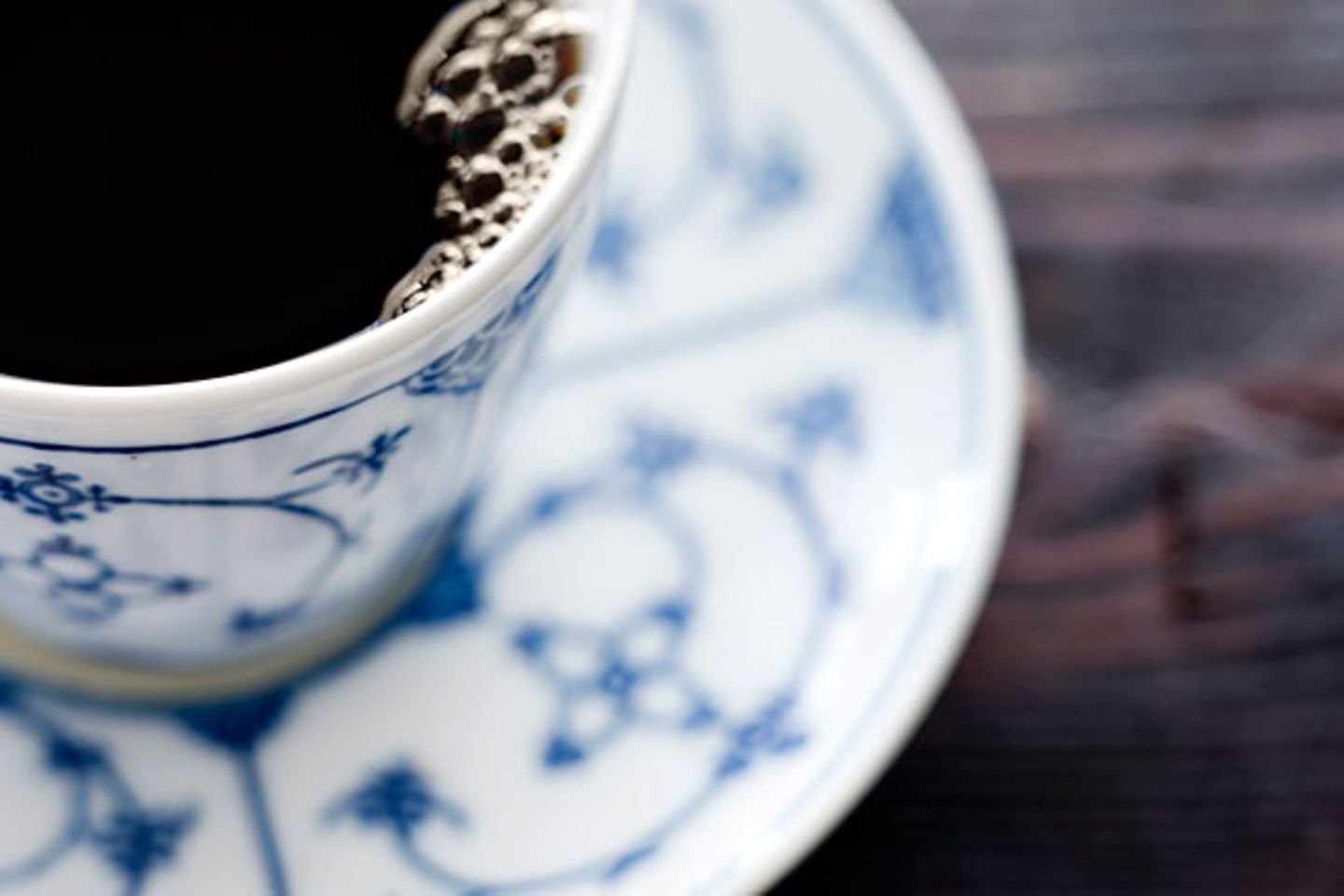 Als Tolya G. aus Berlin wissen wollte, warum man Saft aus Gläsern, Tee und Kaffee aber aus Tassen trinkt, herrschte große Einigkeit: Es hat mit der Temperatur zu tun. "Um sich die Finger nicht am heißen Glas zu verbrennen, sind Tassen mit Henkel für Heißgetränke wesentlich praktikabler", schrieb zum Beispiel Martin S. aus Homburg