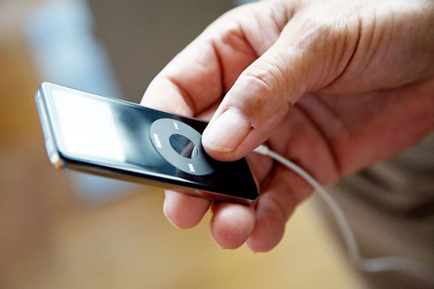 "Das könnte Ihnen gefallen"    Durch das Klicken auf einen einzigen Button will einem so manche Musik-Software vorschreiben, was man zu mögen hat. Auf Grundlage des aktuellen Titels berechnen die Programme dann Musik-Empfehlungen und listen in einer Playlist alles auf, was ähnlich klingt und dem Hörer ganz sicher gefällt. Oder auch nicht. Denn wer gerade "Revolver" von den Beatles angespielt hat, dem steht der Sinn anschließend ganz bestimmt nicht nach "Guilty" von Barbara Streisand