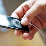 "Das könnte Ihnen gefallen"    Durch das Klicken auf einen einzigen Button will einem so manche Musik-Software vorschreiben, was man zu mögen hat. Auf Grundlage des aktuellen Titels berechnen die Programme dann Musik-Empfehlungen und listen in einer Playlist alles auf, was ähnlich klingt und dem Hörer ganz sicher gefällt. Oder auch nicht. Denn wer gerade "Revolver" von den Beatles angespielt hat, dem steht der Sinn anschließend ganz bestimmt nicht nach "Guilty" von Barbara Streisand