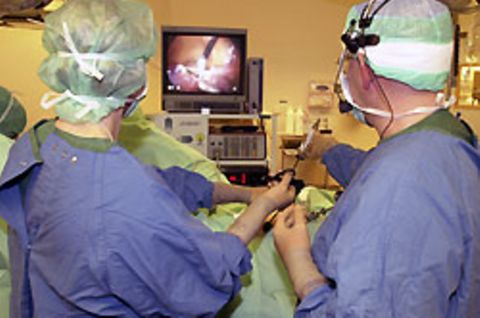 Ärzte bei einer Operation. Viele Kliniken halten eine Finanzspritze von 6,7 Milliarden Euro für nötig