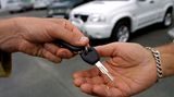 Da hilft auch die Abwrackprämie nichts: Autoverkäufer landen auf Platz 17. Zehn Prozent der Befragten vertrauen ihnen