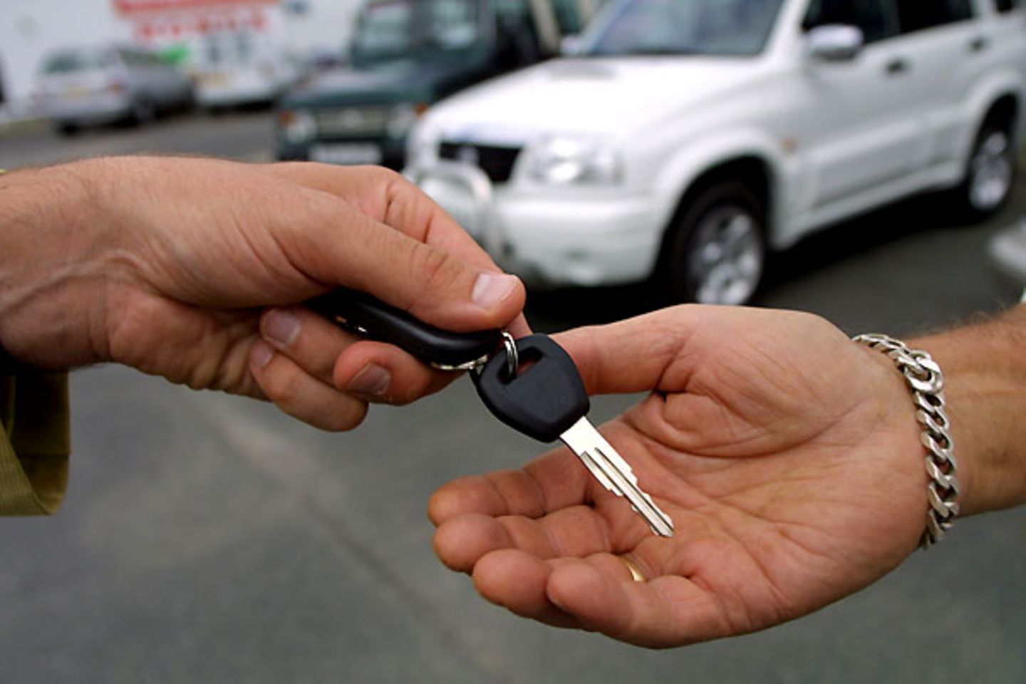 Da hilft auch die Abwrackprämie nichts: Autoverkäufer landen auf Platz 17. Zehn Prozent der Befragten vertrauen ihnen