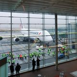 Die A380 ist da  In Paris richten sich alle Blicke auf den neuen Airbus. Der erste "trois-quatre-vingt" ist nach der Montage in Toulouse mit dem Umweg über Hamburg endlich in der französischen Hauptstadt gelandet. "Viele von uns hatten beim Abheben feuchte Augen", sagt die Flugbegleiterin Nicole Jollet beim Verabschieden. Sie ist begeistert von ihrem neuen Arbeitsplatz. "Isch liebe this plane."