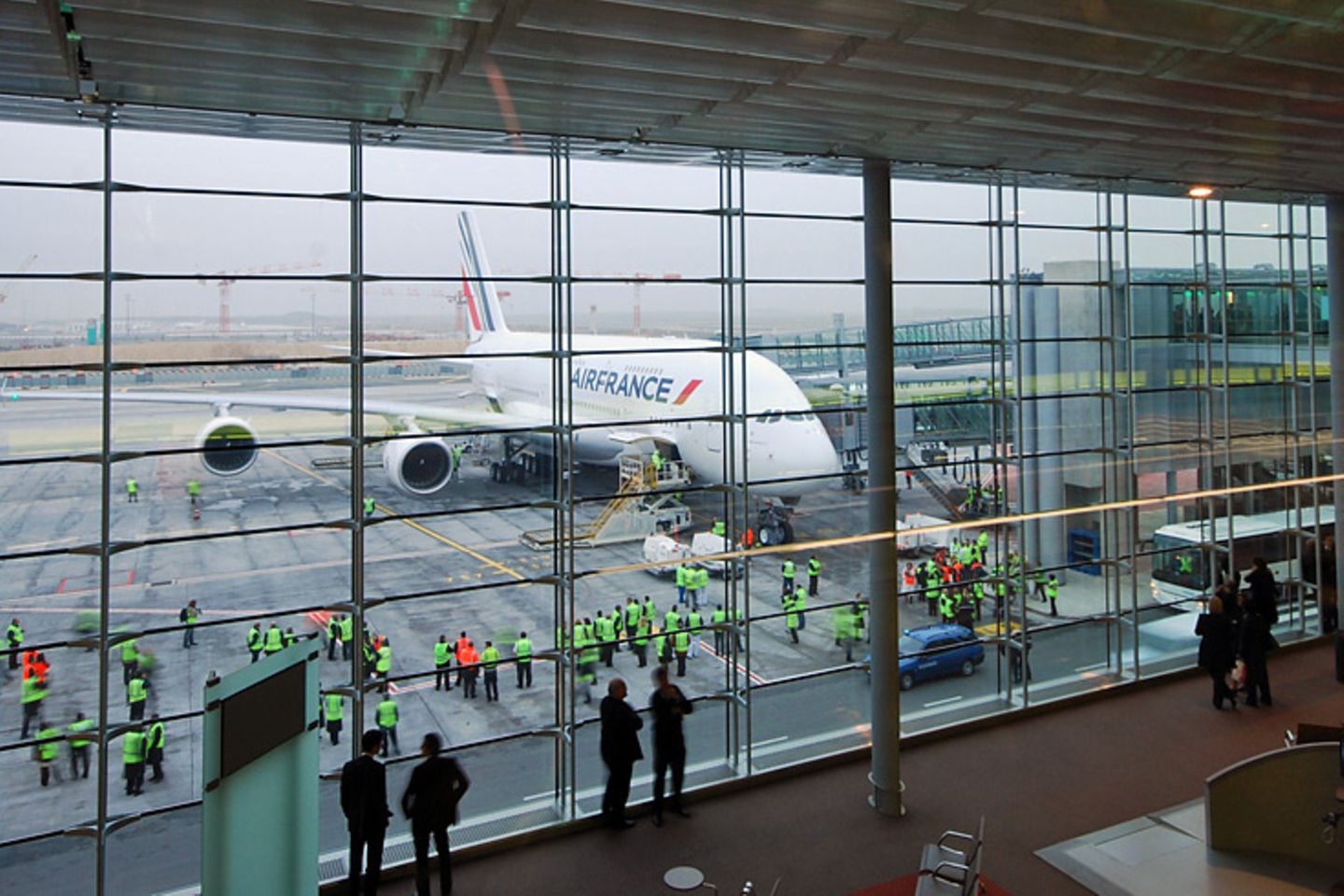 Die A380 ist da  In Paris richten sich alle Blicke auf den neuen Airbus. Der erste "trois-quatre-vingt" ist nach der Montage in Toulouse mit dem Umweg über Hamburg endlich in der französischen Hauptstadt gelandet. "Viele von uns hatten beim Abheben feuchte Augen", sagt die Flugbegleiterin Nicole Jollet beim Verabschieden. Sie ist begeistert von ihrem neuen Arbeitsplatz. "Isch liebe this plane."