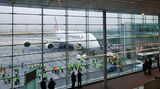 Die A380 ist da  In Paris richten sich alle Blicke auf den neuen Airbus. Der erste "trois-quatre-vingt" ist nach der Montage in Toulouse mit dem Umweg über Hamburg endlich in der französischen Hauptstadt gelandet. "Viele von uns hatten beim Abheben feuchte Augen", sagt die Flugbegleiterin Nicole Jollet beim Verabschieden. Sie ist begeistert von ihrem neuen Arbeitsplatz. "Isch liebe this plane."