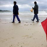 Schenke niemals eine Wand- oder Standuhr oder einen Regenschirm! Eine solche Uhr zu schenken heißt Chinesisch "song zhong", was auch bedeutet, "sich um einen sterbenden alten Menschen kümmern und ihn beerdigen", während "san", "Regenschirm", wie "verabschieden" klingt, beides unglücklich. Chinesen mögen in manchen Situationen kein Schwarz oder Weiß. Rot dagegen ist immer eine richtige Farbe