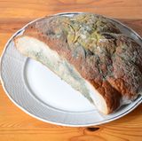 Achten Sie darauf, dass Ihre Nahrungsmittel nicht schimmeln. Vor allem Nüsse und Backwaren sind schnell befallen, und die Pilze können schon vorhanden sein, bevor man sie sieht. Entsorgen Sie Küchenabfälle sofort und lagern Sie Obst und Gemüse nach Möglichkeit im Kühlschrank