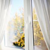 Lüften und heizen Sie so, dass die Luftfeuchtigkeit in Ihren Räumen nicht mehr als 50 Prozent beträgt. Denn die ideale Lebensbedingung für Hausstaubmilben liegt bei einer Luftfeuchtigkeit von etwa 80 Prozent. Am besten ist das Stoßlüften - drei bis vier Mal täglich fünf bis fünfzehn Minuten lang