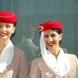 Zwei von inzwischen weltweit 27.000 Emirates-Mitarbeitern