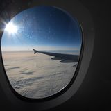 Über dem Wolkenmeer  Der Superjumbo erzeugt bei Start und Landung nur noch halb so viel Lärm wie eine Boeing 747 und verbraucht mit 2,9 Litern auf 100 Kilometern pro Passagier weniger Kerosin. Damit sind die Betriebskosten 20 Prozent günstiger. Air France hofft mit der Investition in das große Flugzeug schon im ersten Jahr 15 Millionen Euro an Kosten einzusparen