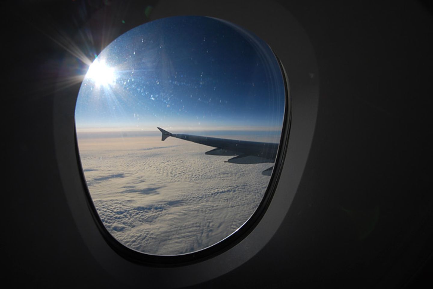 Über dem Wolkenmeer  Der Superjumbo erzeugt bei Start und Landung nur noch halb so viel Lärm wie eine Boeing 747 und verbraucht mit 2,9 Litern auf 100 Kilometern pro Passagier weniger Kerosin. Damit sind die Betriebskosten 20 Prozent günstiger. Air France hofft mit der Investition in das große Flugzeug schon im ersten Jahr 15 Millionen Euro an Kosten einzusparen