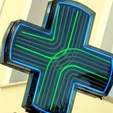 Falls Ihr Chef keinen neuen Stuhl anschaffen will und der alte Ihnen nicht passt, bleibt immer noch die kleine Lösung aus dem Sanitätshaus. Experimentieren Sie einfach mal mit einem Keilkissen oder einem luftgefüllten Kissen - das kann unter Umständen Ihren geplagten Rücken entlasten