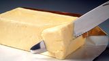 Butter: Günstiger    Damit wird das Frühstück wieder ein bisschen billiger: Die Butter kostet im März dieses Jahres 18,7 Prozent weniger als vor zwölf Monaten. Ingesamt stiegen die Preise für Nahrungsmittel im vergangenen Jahr um nur 0,2 Prozent
