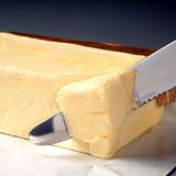 Butter: Günstiger    Damit wird das Frühstück wieder ein bisschen billiger: Die Butter kostet im März dieses Jahres 18,7 Prozent weniger als vor zwölf Monaten. Ingesamt stiegen die Preise für Nahrungsmittel im vergangenen Jahr um nur 0,2 Prozent