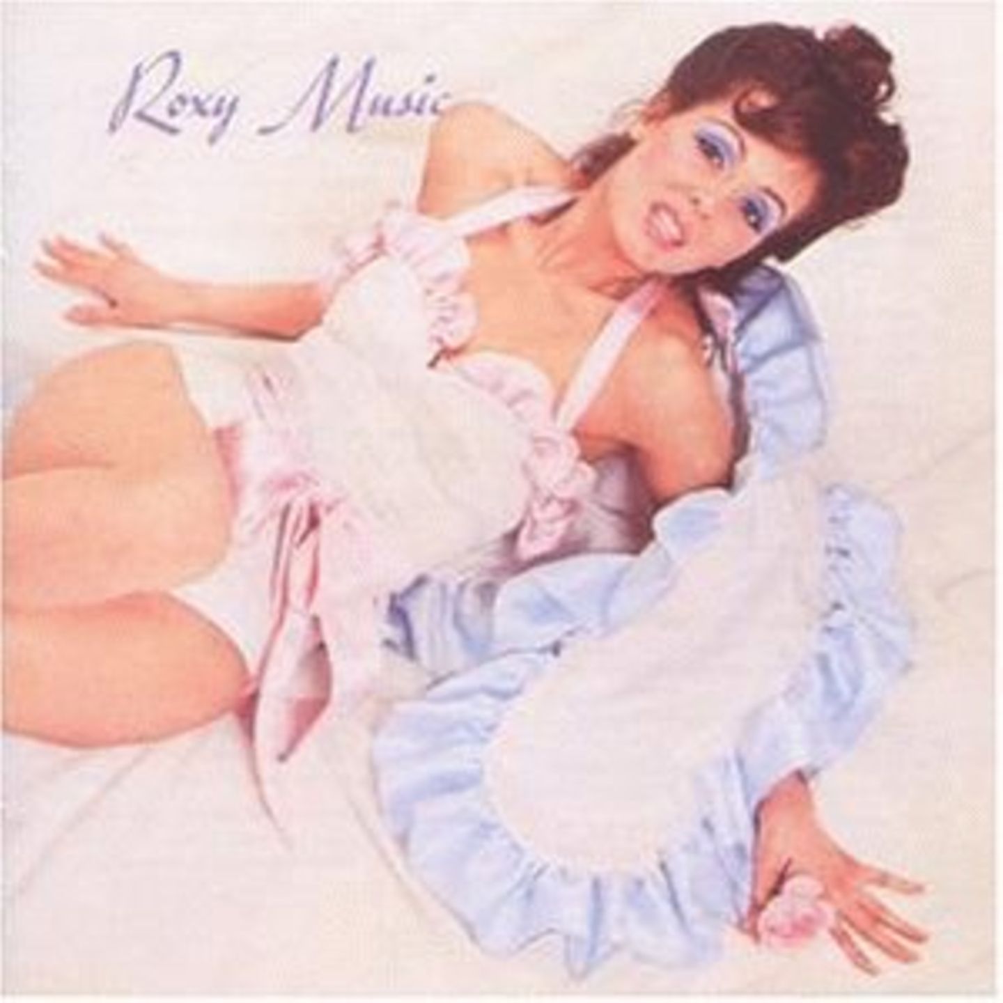 Mit ihrem schlicht Roxy Music betitelten Debütalbum sorgte die gleichnamige Band 1972 für gehörigen Wirbel und Verwirrung in der Musikwelt. So etwas hatte man bis dato noch nicht gehört: Brian Ferrys dekadenter Gesang, dazu der knallige Sound, der sich aus Instrumenten wie Oboe oder Geige, Tape-Collagen und Brian Enos Synthesizer-Orgien speiste. Neu war vor allem aber die Attitüde: Hier wurde Pop als eine Kunstform gefeiert, das Künstliche der Musik geradezu hervorgehoben. Kurz darauf zerbrach die äußerst fruchtbare Zusammenarbeit zwischen den beiden Brians und Brian Eno verließ die Band, um einige epochale Werke als Solokünstler oder mit den Talking Heads zu veröffentlichen.