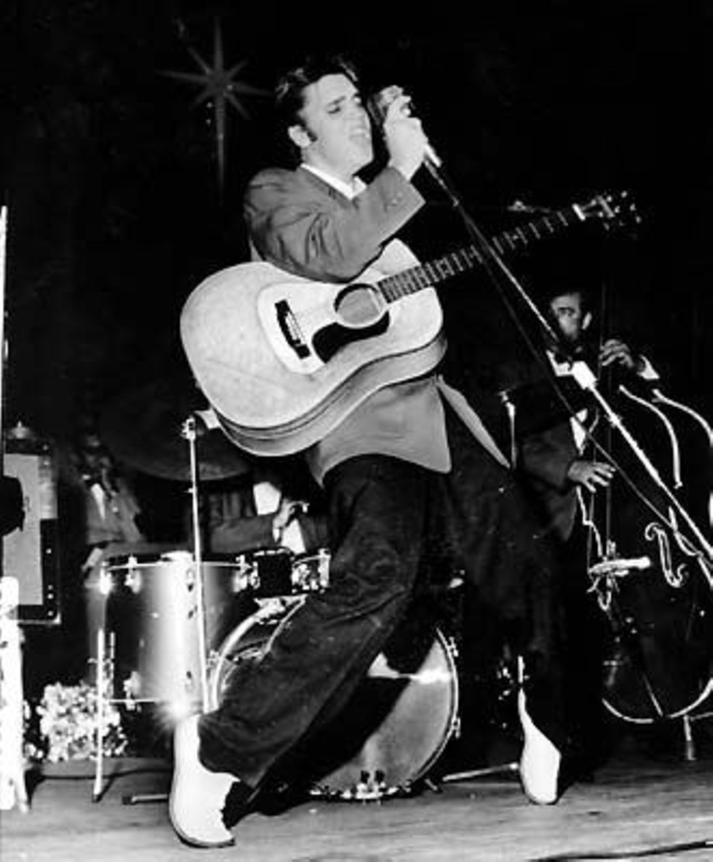 Elvis Presley im Konzert: Ein völlig neuer Sound, absurd verdrehte Beine, wackelnde Hüften - so was hatte die Welt noch nicht erlebt