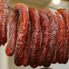 Nitrate in Würstchen und in Fleisch können den Schädel brummen lassen