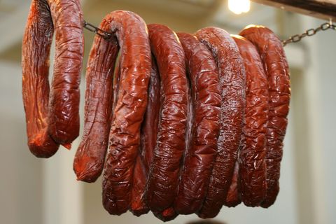 Nitrate in Würstchen und in Fleisch können den Schädel brummen lassen