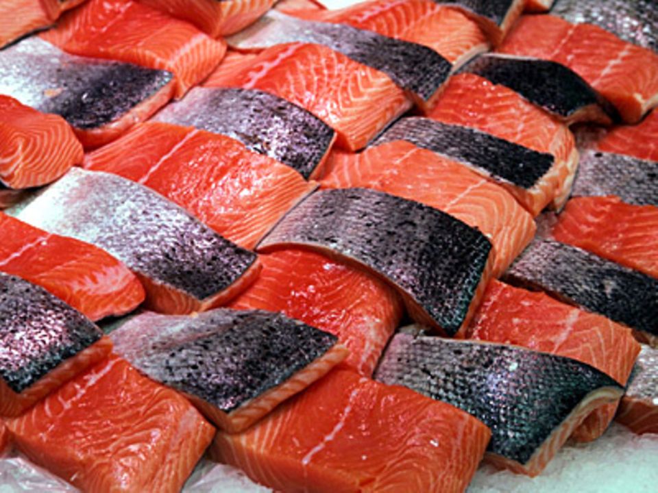 Lachs mit viel Vitamin D senkt nur bei solchen Frauen das Brustkrebs-Risiko, die ein besonderes genetisches Risiko haben