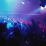 Meiden Sie Diskotheken mit Flackerlicht. Denn dies kann zu einer Kopfschmerzattacke führen