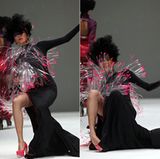 Lag's an der Perücke oder an den pinken Pumps, dass dieses Model während der Modewoche in Singapur im November 2012 unsanft auf dem Boden landet?