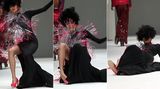 Lag's an der Perücke oder an den pinken Pumps, dass dieses Model während der Modewoche in Singapur im November 2012 unsanft auf dem Boden landet?