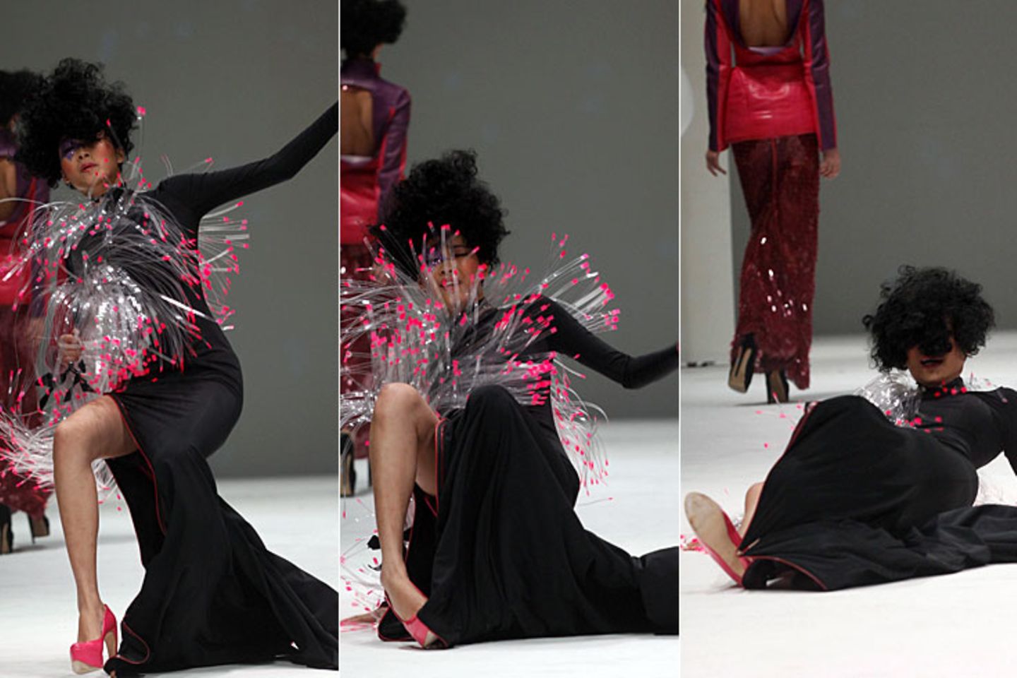 Lag's an der Perücke oder an den pinken Pumps, dass dieses Model während der Modewoche in Singapur im November 2012 unsanft auf dem Boden landet?