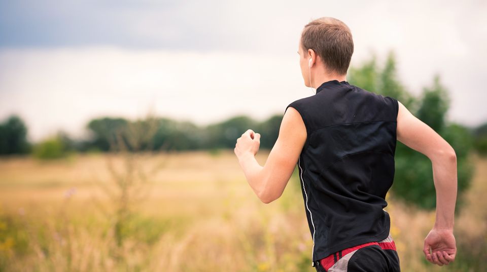 Mann joggt auf einem Feldweg