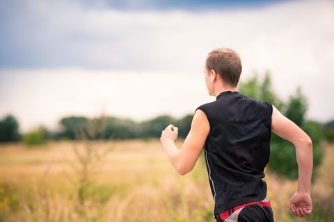 Mann joggt auf einem Feldweg