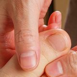 Eine offene Stelle am Fuß sollten Sie in jedem Fall Ihrem Arzt zeigen. Er wird Ihnen genau erklären, wie Sie den Fuß entlasten können, damit die Stelle besser heilt. Falls die Wunde schon stark entzündet ist, verschreibt er Ihnen womöglich ein Antibiotikum