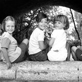 Warum war die Kindheit alter Menschen fast immer schön?  Eine Art Filter im Gedächtnis bewirkt,  dass wir uns an positive Erlebnisse besser  erinnern als an negative. Der Mechanismus  ist ein seelisch sinnvoller Motivator.  Denn wenn die Vergangenheit rosig war,  besteht auch mehr Hoffnung, dass die  Zukunft es ebenfalls wird. Verstärkt wird  diese Wahrnehmungsverzerrung durch  ein psychisches Bedürfnis nach Trost und  Selbstbestätigung, wenn Fähigkeiten  im Alter nachlassen ("Ich konnte schon als  Kind gut stricken!")