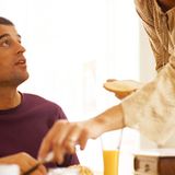 Willi aus Köln hat kein Problem mit dem Teilen: "Weil Frauen mit uns Männern den Genuss einer leckeren Malzeit/Snack gerne teilen und das Abbeißen an sich als Privileg sehen"