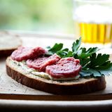 Meiden Sie rohes Fleisch wie Tatar und Mett oder Rohwurst wie Mett- oder Teewurst sowie rohen Fisch. Diese können Erreger von Infektionskrankheiten wie Toxoplasmose enthalten. Das ist eine Gefahr für Ihr ungeborenes Kind.